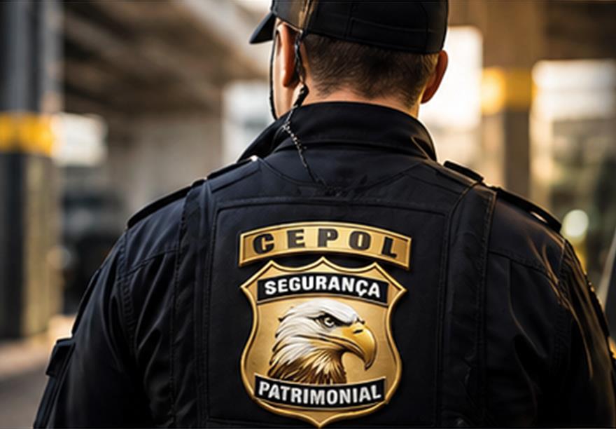 Vigilante do Grupo Cepol de costas, com o escudo da empresa no colete